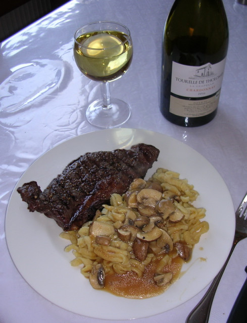 Rumpsteak mit Spätzle in Champignonrahmsauce und Biowein.JPG