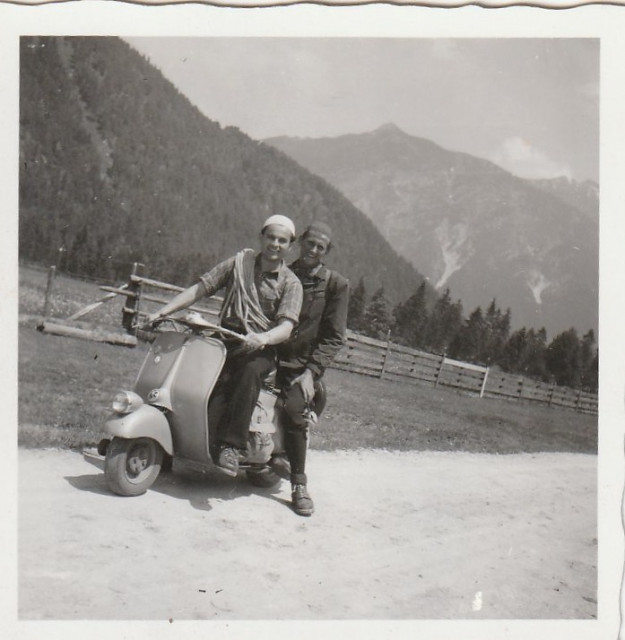 GM auf dem Weg zum Bergsteigen Vespa 98 1948.jpg