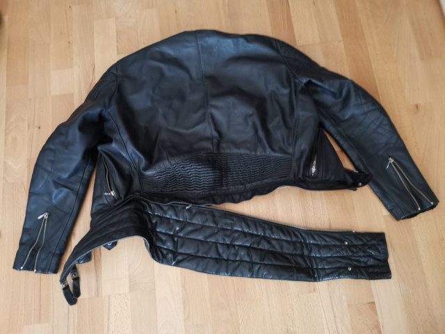 Motorradjacke_hinten_Nierengurt.jpg